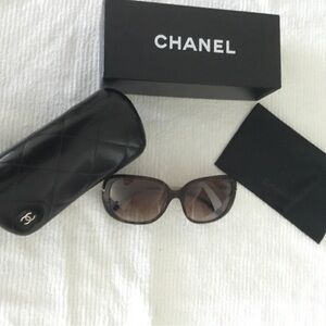 CHANEL Elegant Black Sunglasses
